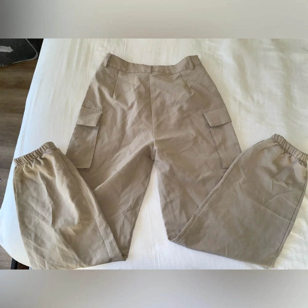 Nude cargo pants SHEIN medium size with pockets on the side